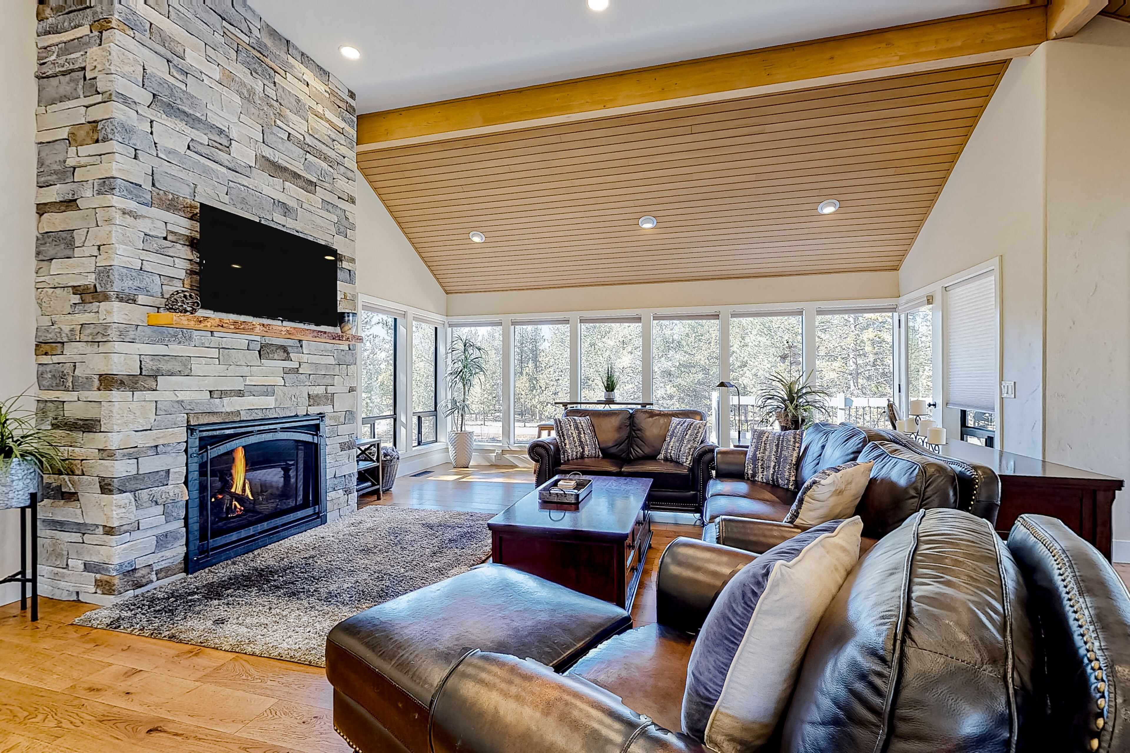 Huge home with private hot tub & central AC - dog-friendly - SHARC passes