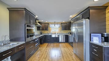 Een koelkast, een magnetron, een oven, een kookplaat