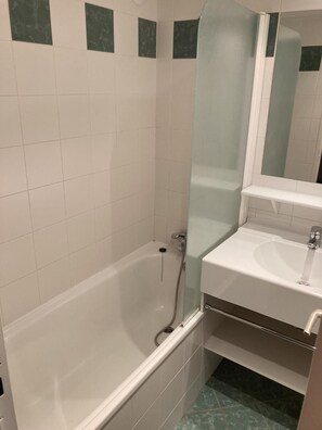 Bathtub - 150m from ski lifts, 5th floor, balcony, tv, ski locker, 21m², Tignes (Tignes)