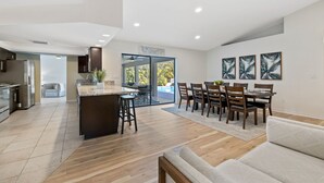 TV, books - Waterfront Paradise with HTD Pool, Kayaks & Games (Cape Coral)