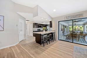 冷蔵庫、電子レンジ、オーブン、コンロ