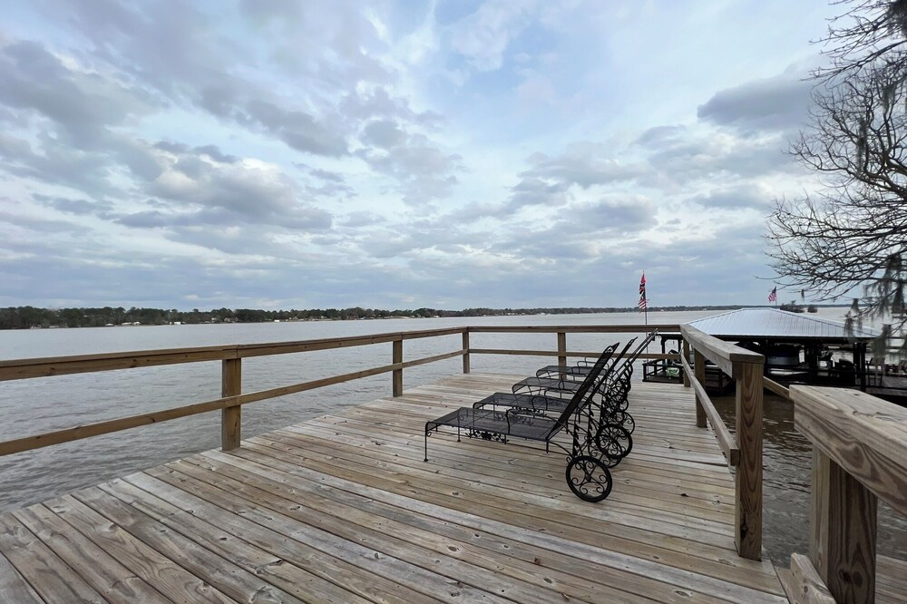 Cozy Water Front Home with Panoramic Lake View