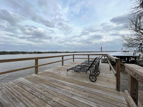 Cozy Water Front Home with Panoramic Lake View