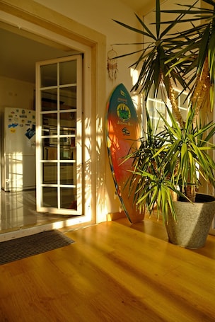 Refrigerador con freezer, microondas, horno, placa de cocina. FreeSurfCamp & Hostel