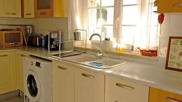 Geladeira grande, micro-ondas, fogão, cooktop