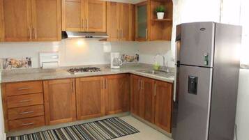 Microones, placa de cuina, cafetera i tetera i torradora