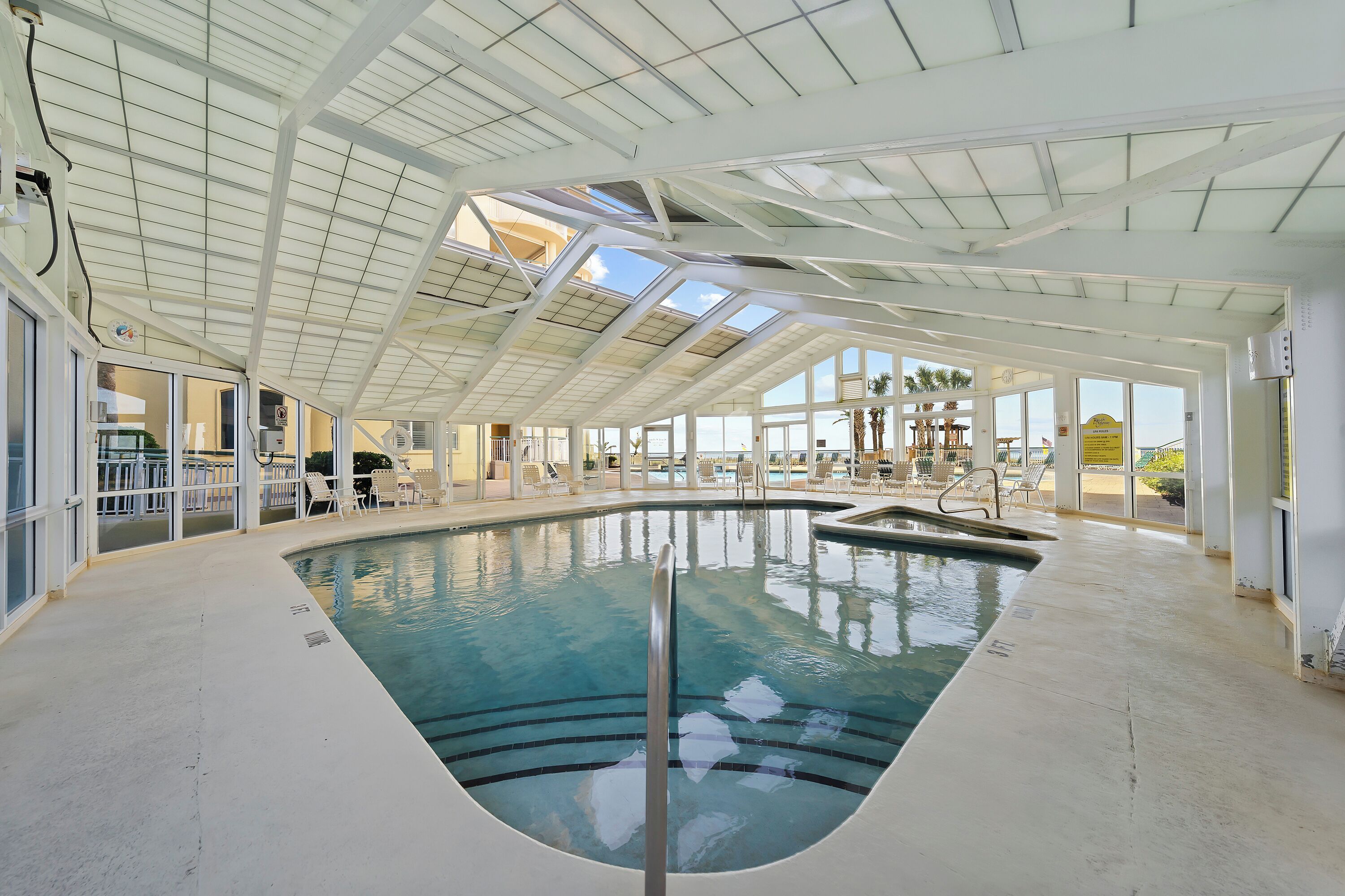 Piscina interna, 2 piscinas externas