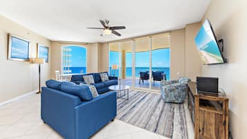 特色公寓式客房, 3 间卧室, 阳台, 海洋景观 | 客厅 | 65-英寸智能电视 (配备有线频道)、电视