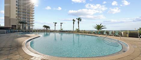 Piscine couverte, 2 piscines extérieures