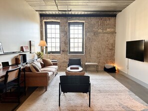 Smart-tv, bordfodbold, bøger, stereoanlæg