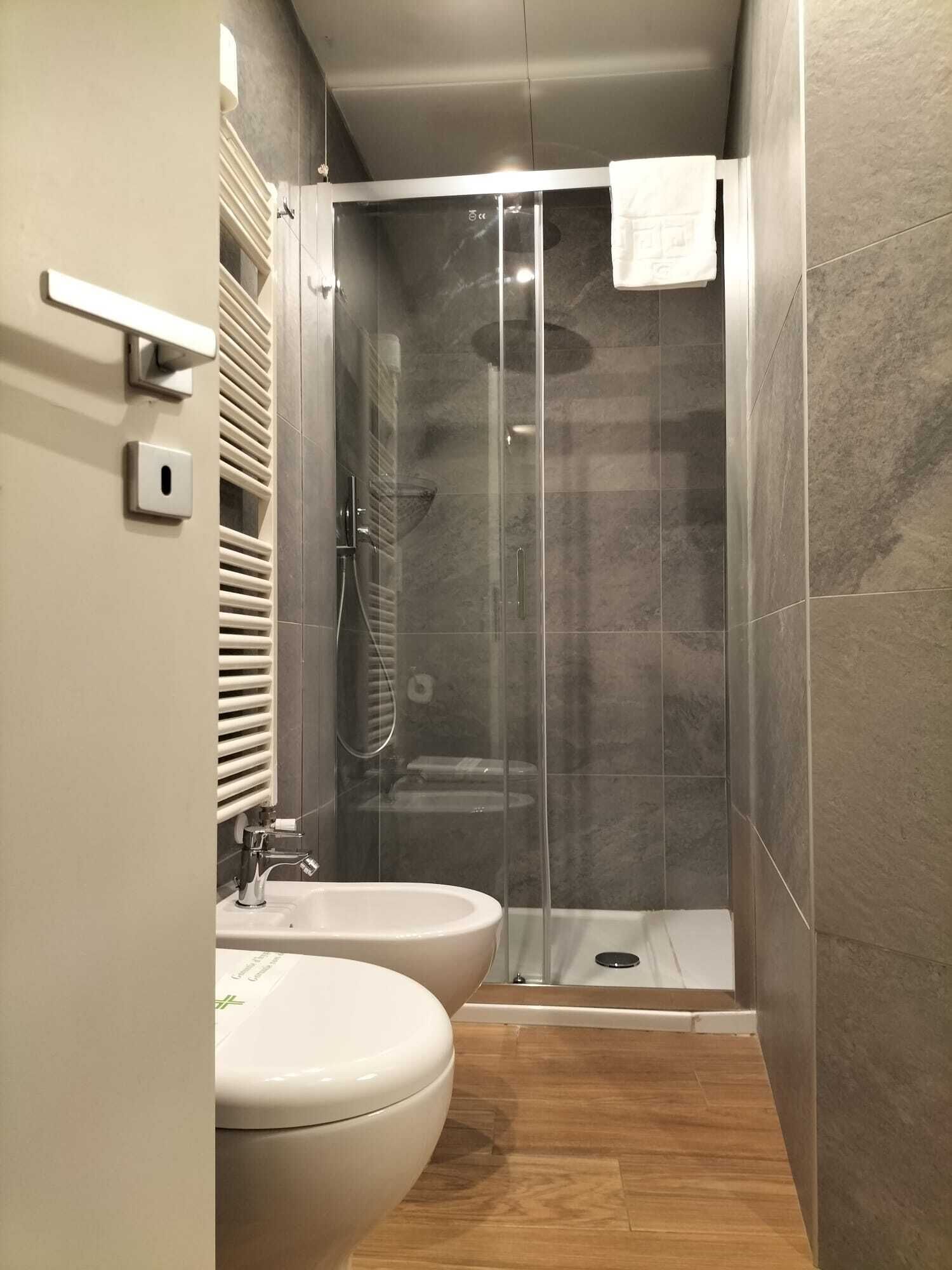 quadruple room | bathroom | combined shower/bathtub, rainfall showerhead, free toiletries