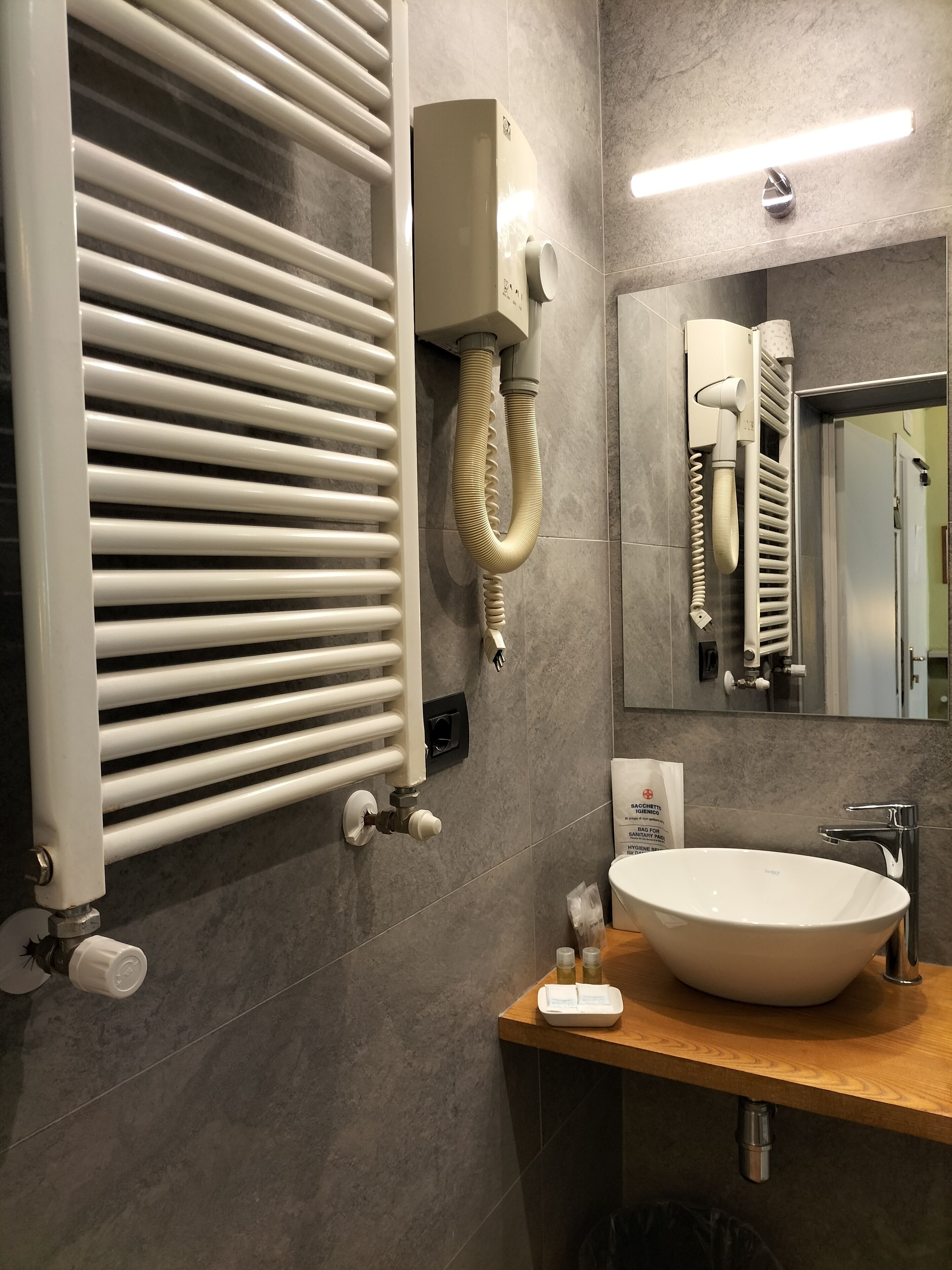 economy room | bathroom | combined shower/bathtub, rainfall showerhead, free toiletries