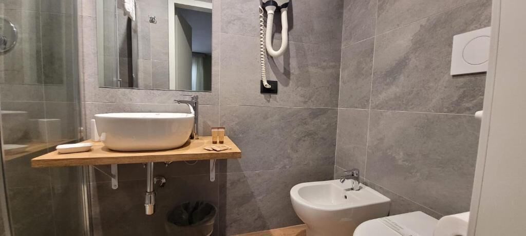 comfort double or twin room | bathroom | combined shower/bathtub, rainfall showerhead, free toiletries