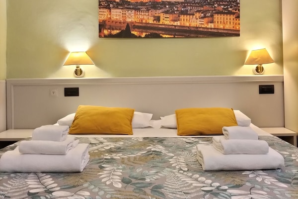 Minibar, caja de seguridad en la habitación y escritorio