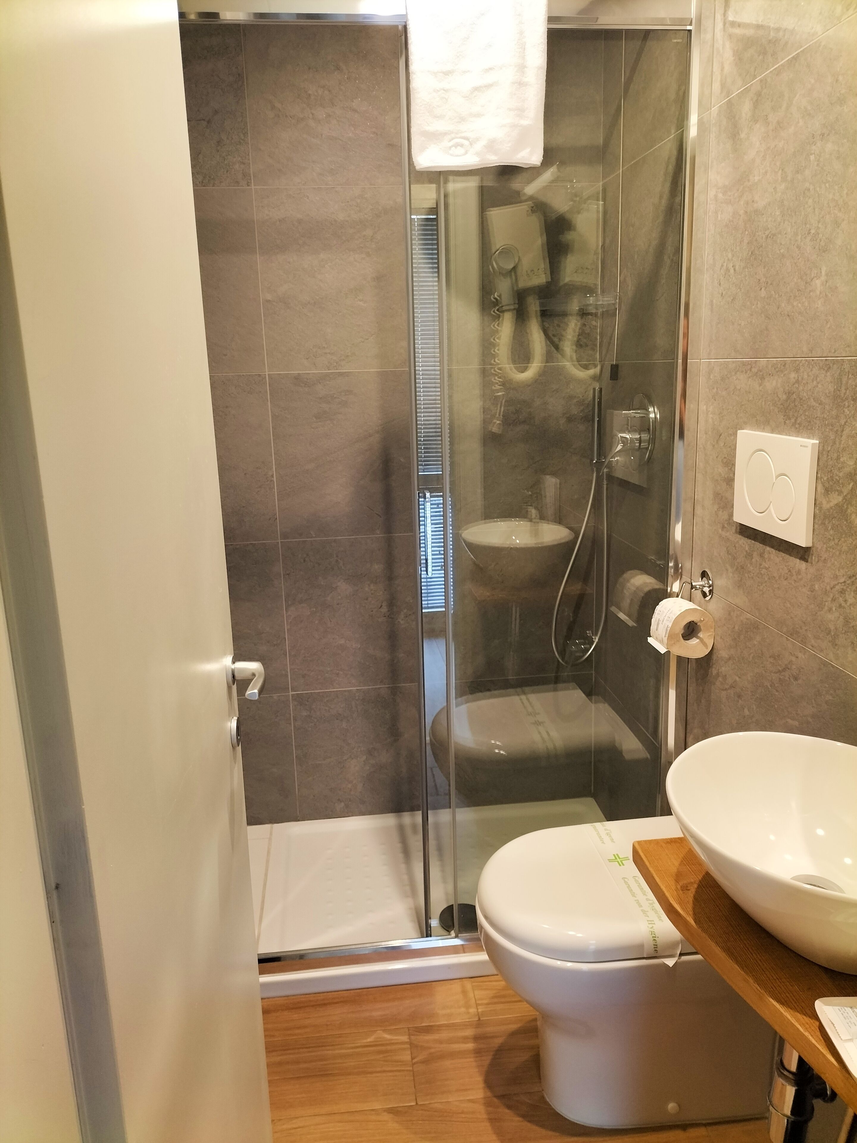 single room | bathroom | combined shower/bathtub, rainfall showerhead, free toiletries