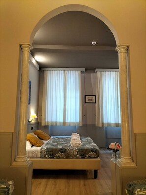 Habitació quàdruple | Minibar, caixa forta a l'habitació i escriptori 
