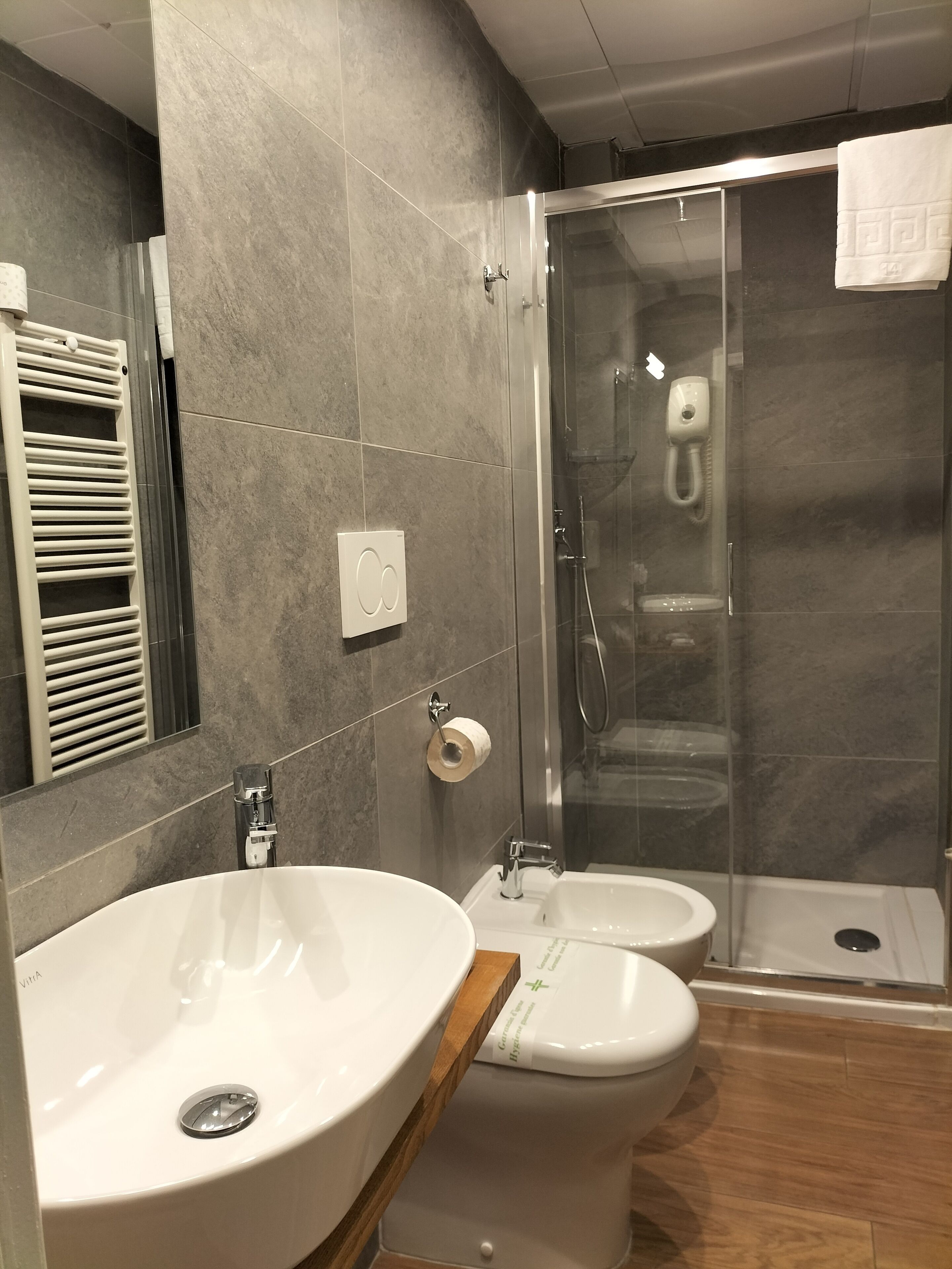 quadruple room | bathroom | combined shower/bathtub, rainfall showerhead, free toiletries
