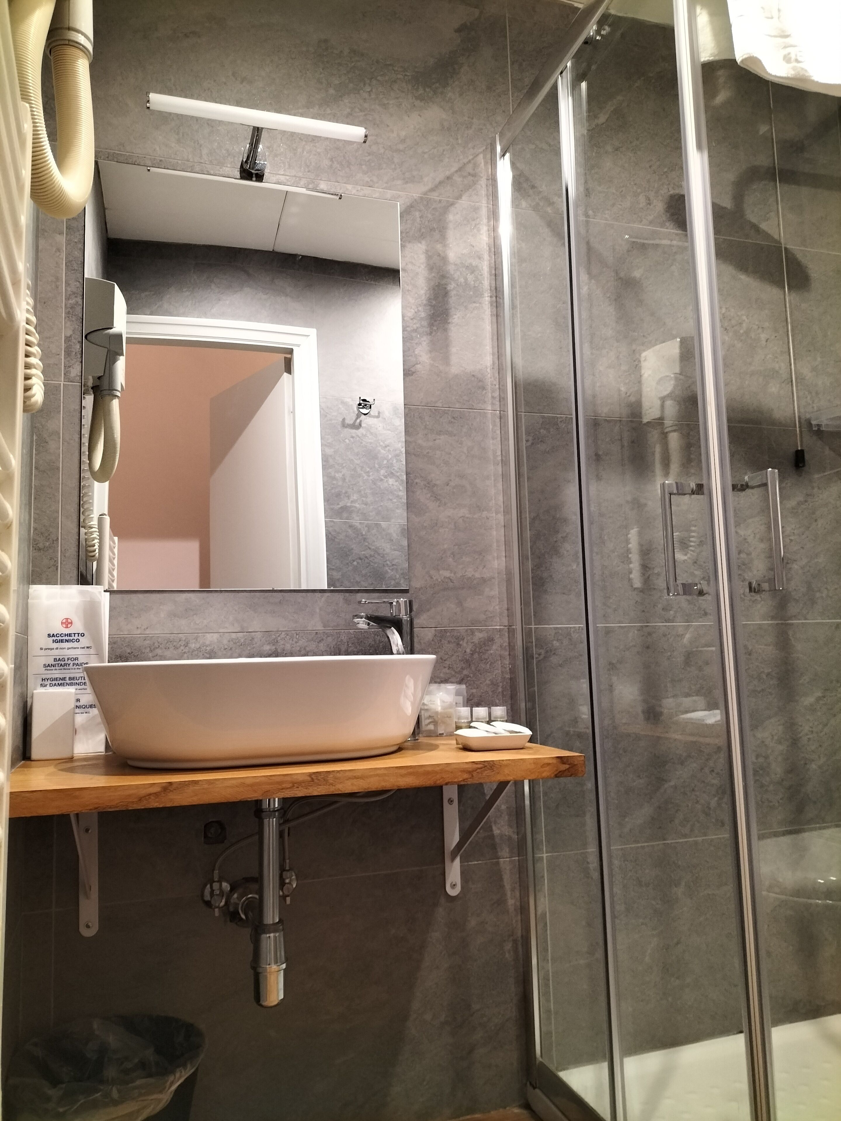 triple room | bathroom | combined shower/bathtub, rainfall showerhead, free toiletries