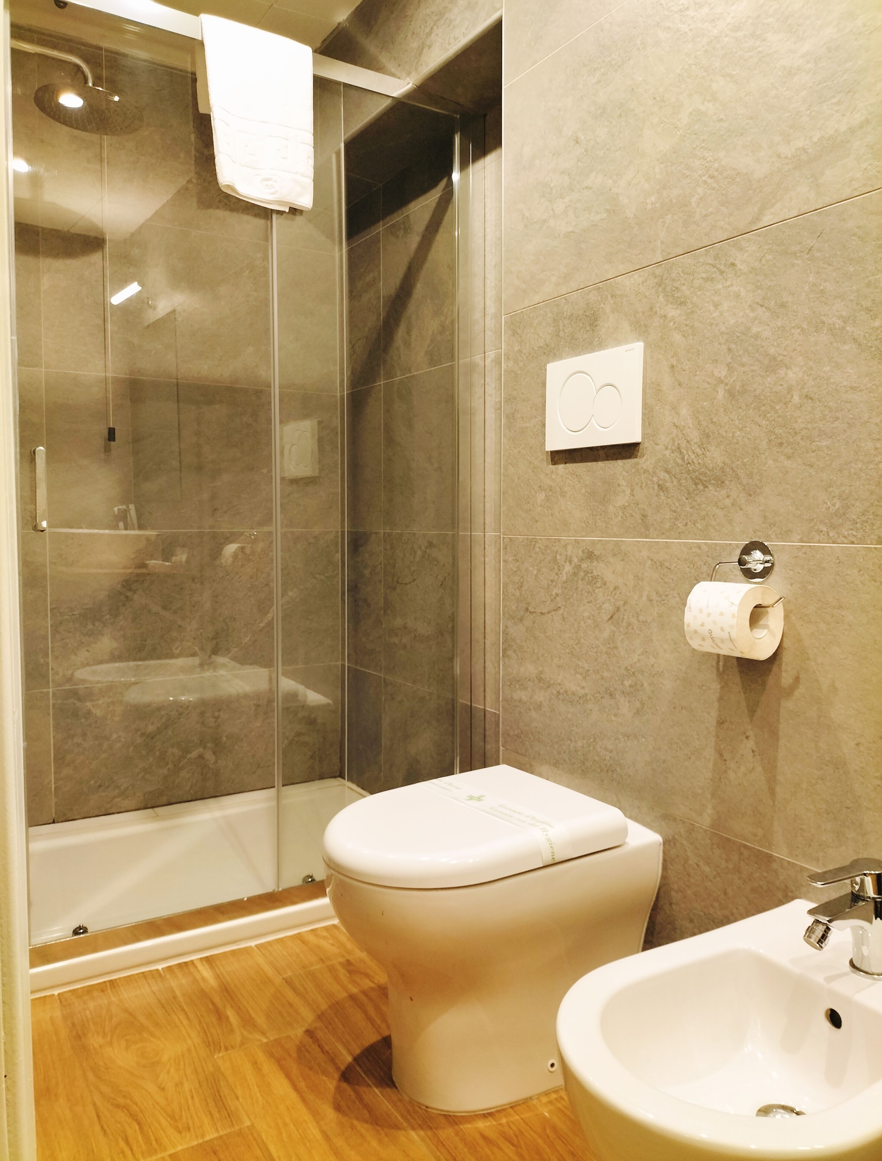 comfort double or twin room | bathroom | combined shower/bathtub, rainfall showerhead, free toiletries