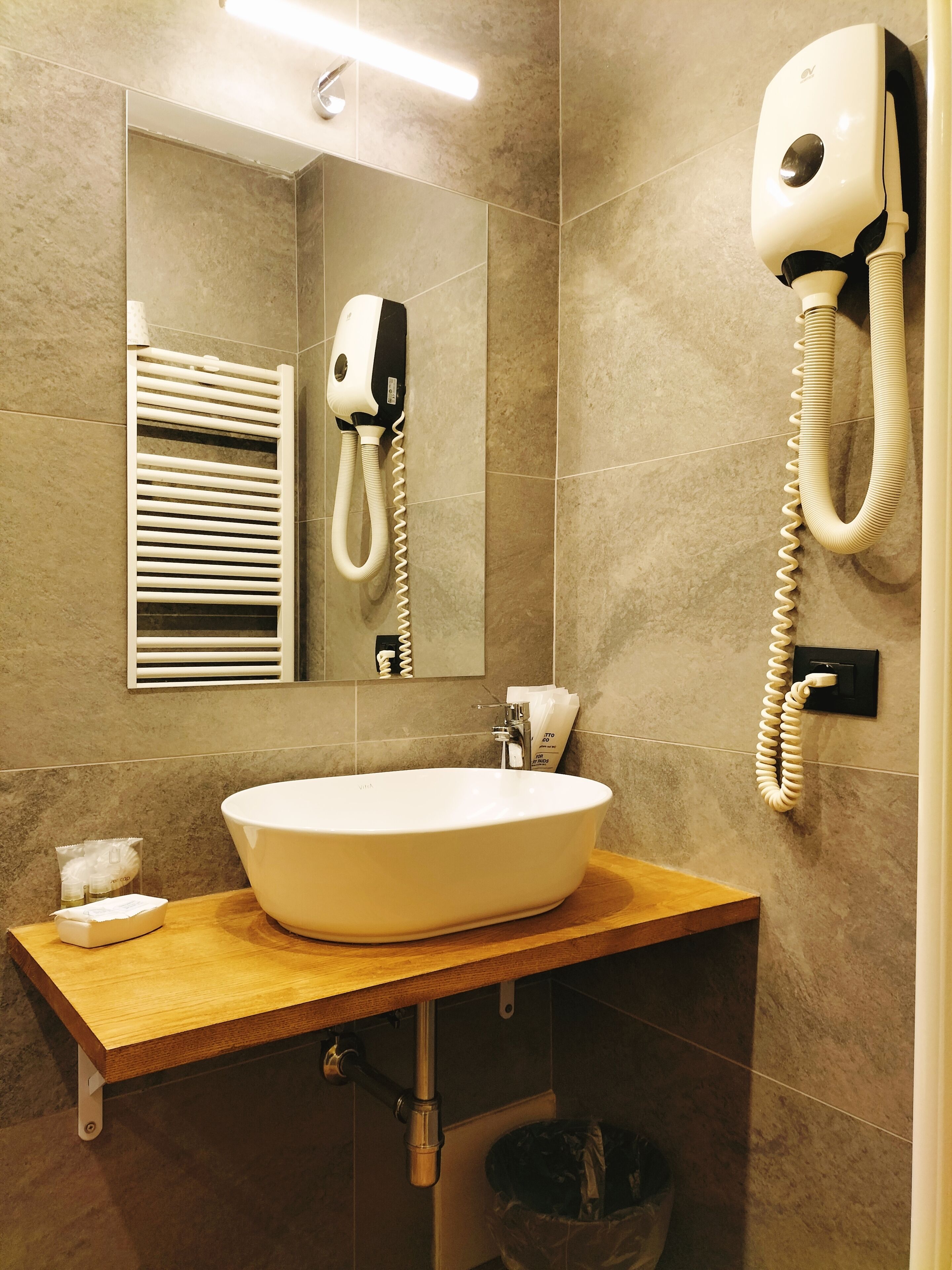 comfort double or twin room | bathroom | combined shower/bathtub, rainfall showerhead, free toiletries