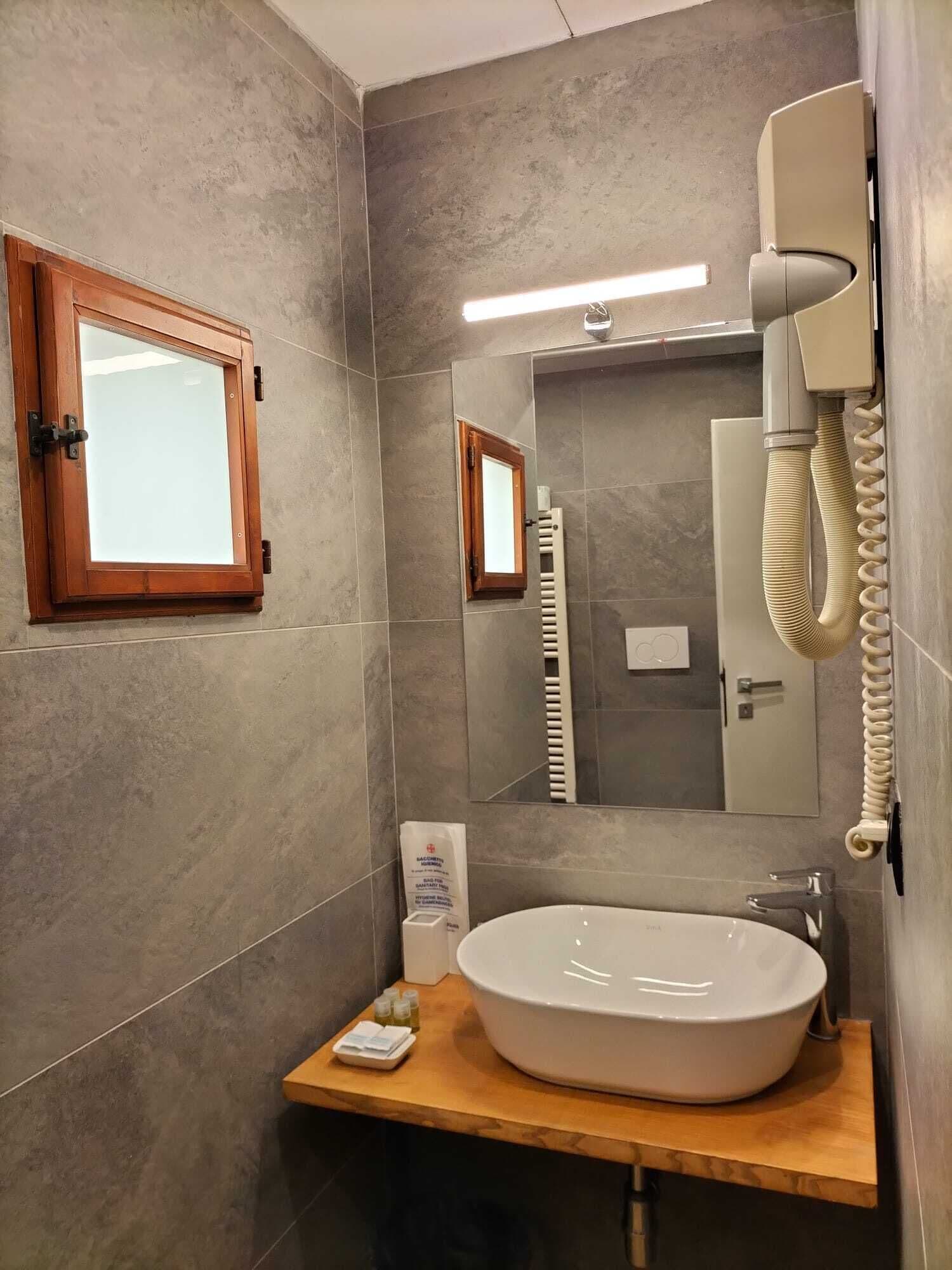 quadruple room | bathroom | combined shower/bathtub, rainfall showerhead, free toiletries