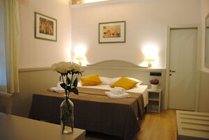 Camera Standard con letto matrimoniale o 2 letti singoli | Minibar, una cassaforte in camera, una scrivania, insonorizzazione