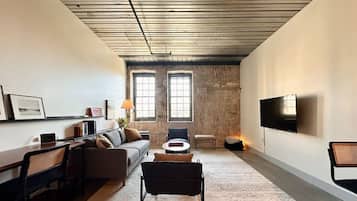 Smart-TV, Tischfußball, Bücher