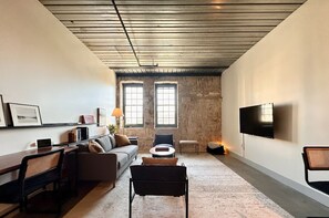 Smart TV, pebolim, livros