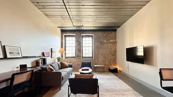 TV connectée, baby-foot, livres