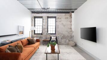 Televisor intel·ligent, futbolí i llibres