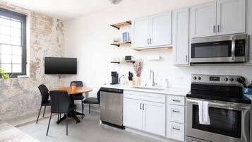 Een koelkast, een magnetron, een oven, een kookplaat