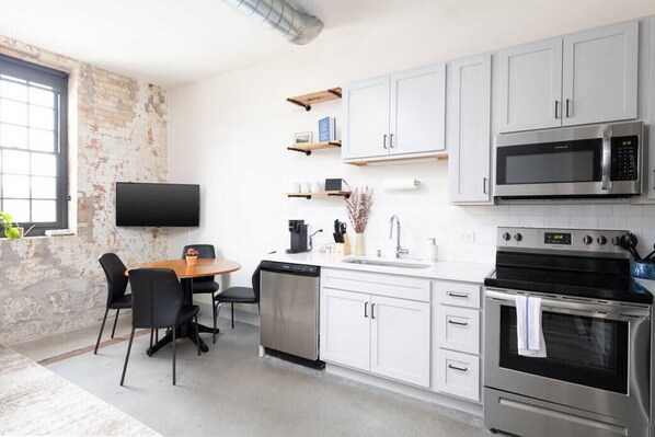 Jääkaappi, mikroaaltouuni, uuni, liesi