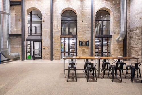 Spacious Luxury 2BR Apt with Parking, Rooftop, and Gym