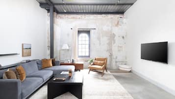 Älytelevisio, pöytäjalkapallopöytä, kirjoja