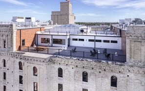 Property grounds - Charming Luxury Apt with Rooftop, Gym, and Parking (Milwaukee)