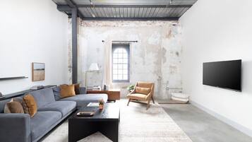 Televisor intel·ligent, futbolí i llibres