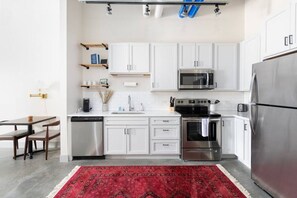 Frigorífico, microondas, horno y placa de cocina