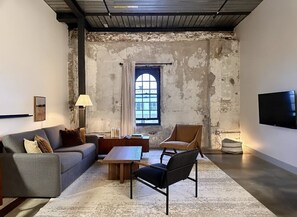 Téléviseur connecté, table de baby-foot, livres