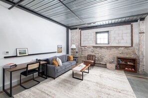 Una Smart TV, un futbolín, libros