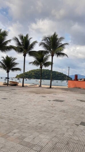 On the beach, 5 beach bars - POUSADA PONTA DO ARPAO (Mangaratiba)