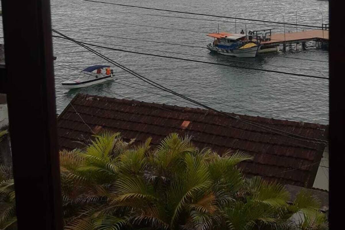Une vue sur une étendue d’eau, avec un quai et un petit bateau.
