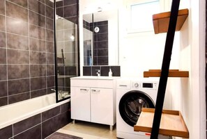 Bañera, secador de pelo y toallas