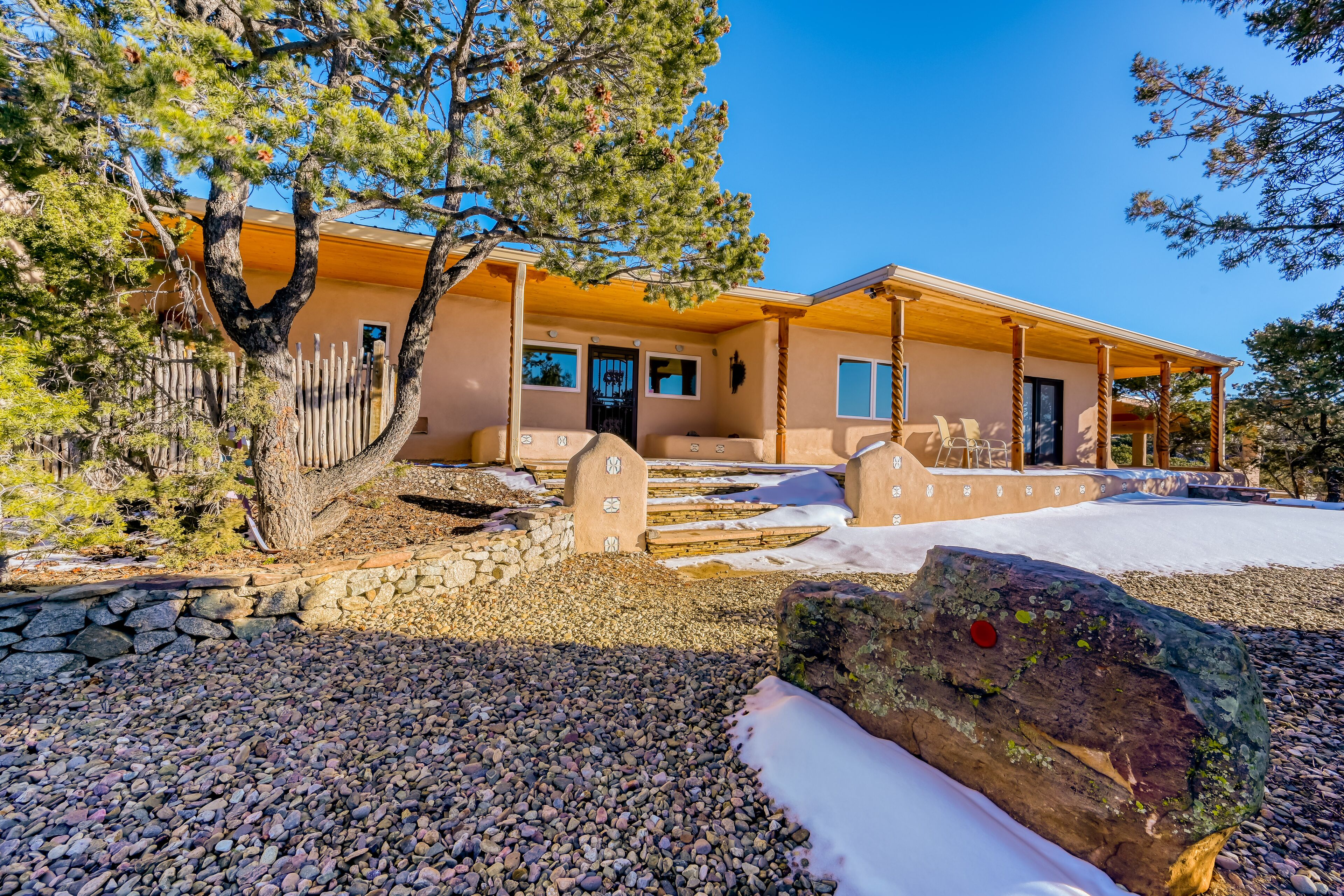 Peaceful retreat with amazing mountain views, fireplaces & private hot tub