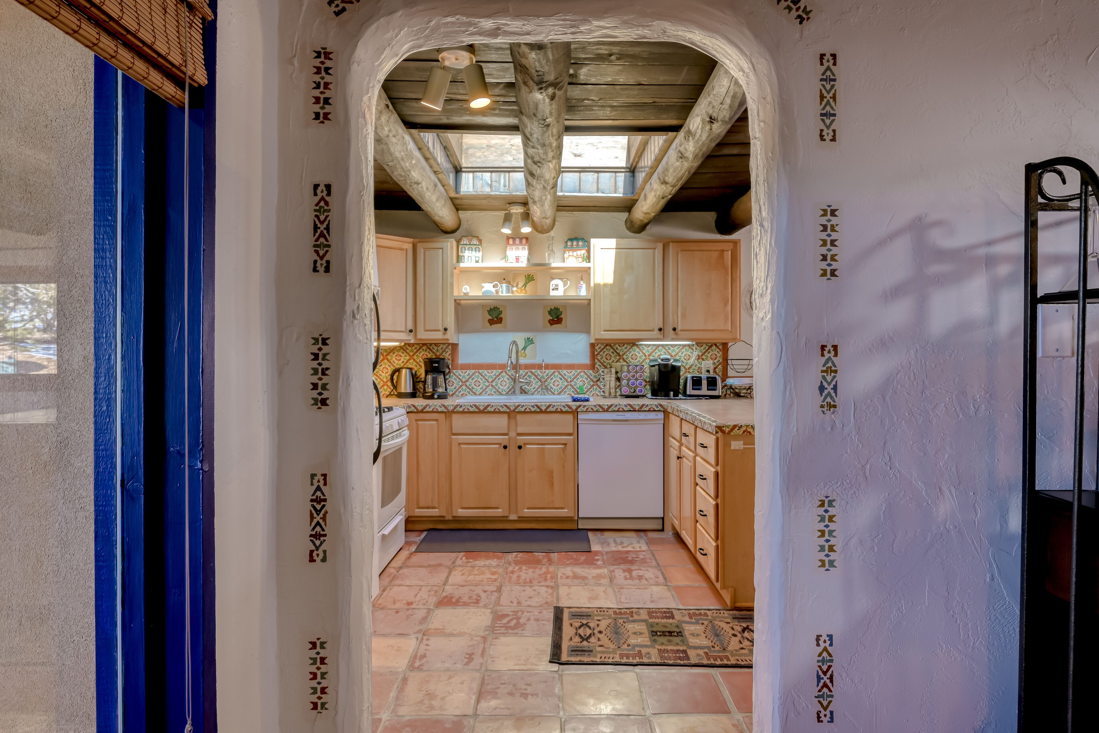 Peaceful retreat with amazing mountain views, fireplaces & private hot tub