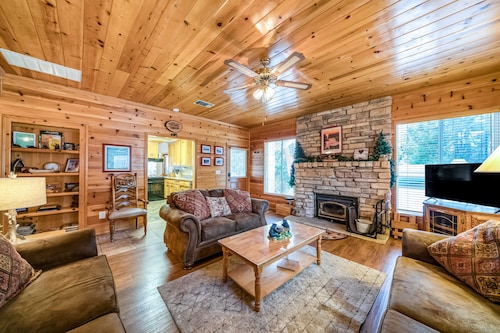 All-season forest hideaway with guest suite & boat slip - walk to lake & village