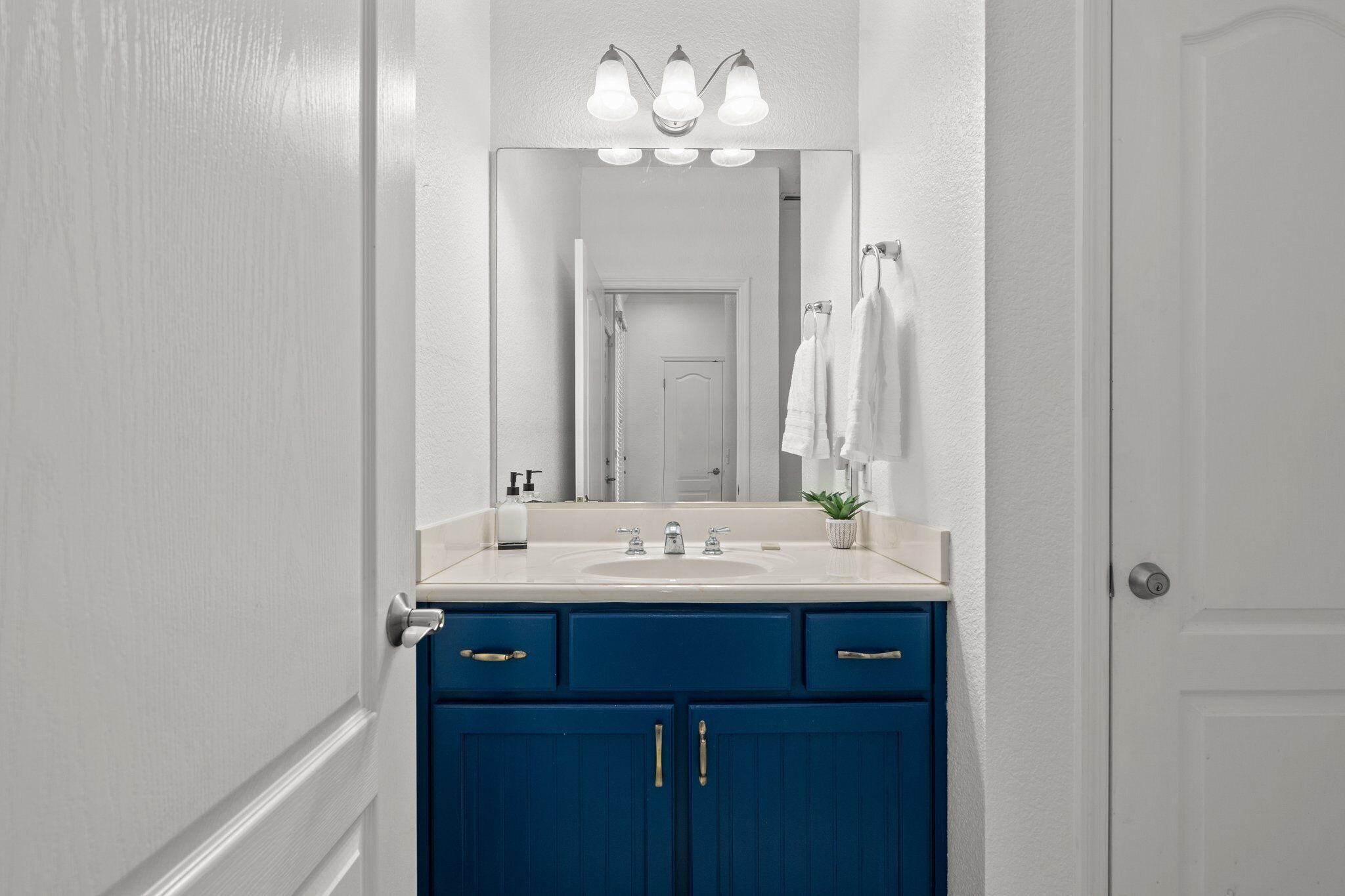 Beach house 2 minute walk to beach, 4 bedrooms, community pool