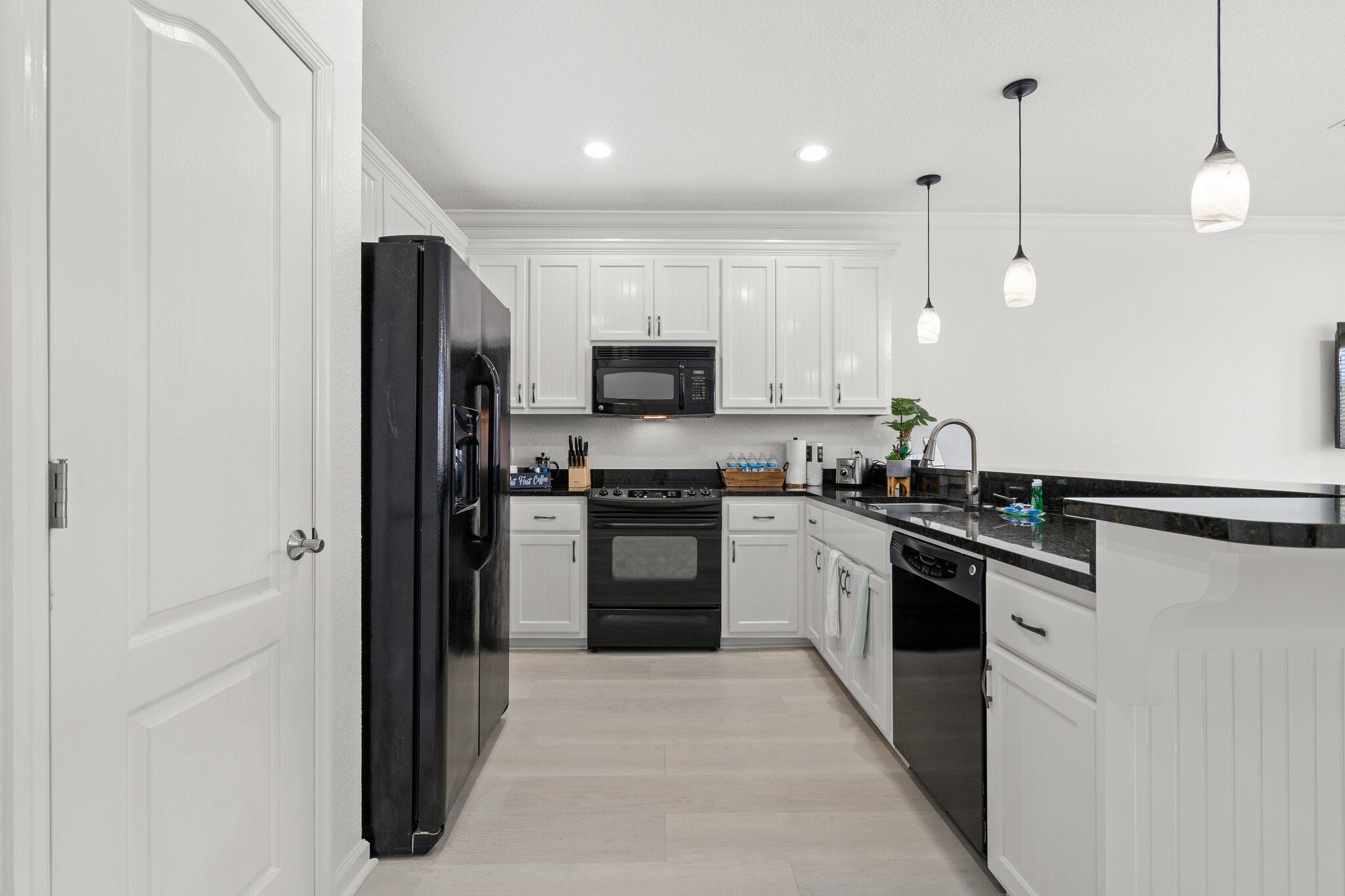 Beach house 2 minute walk to beach, 4 bedrooms, community pool