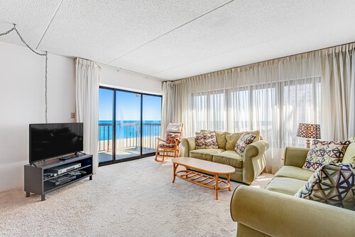 Oceanfront condo with beach access, pool, furnished balcony, & fast WiFi