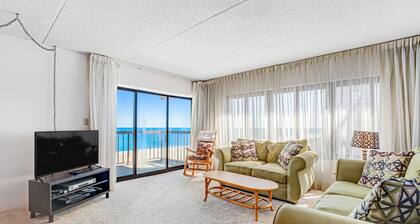 Oceanfront condo with beach access, pool, furnished balcony, & fast WiFi