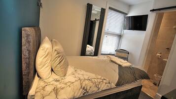 Single Room, Private Bathroom | Bathroom | Shower, free toiletries, hair dryer, towels